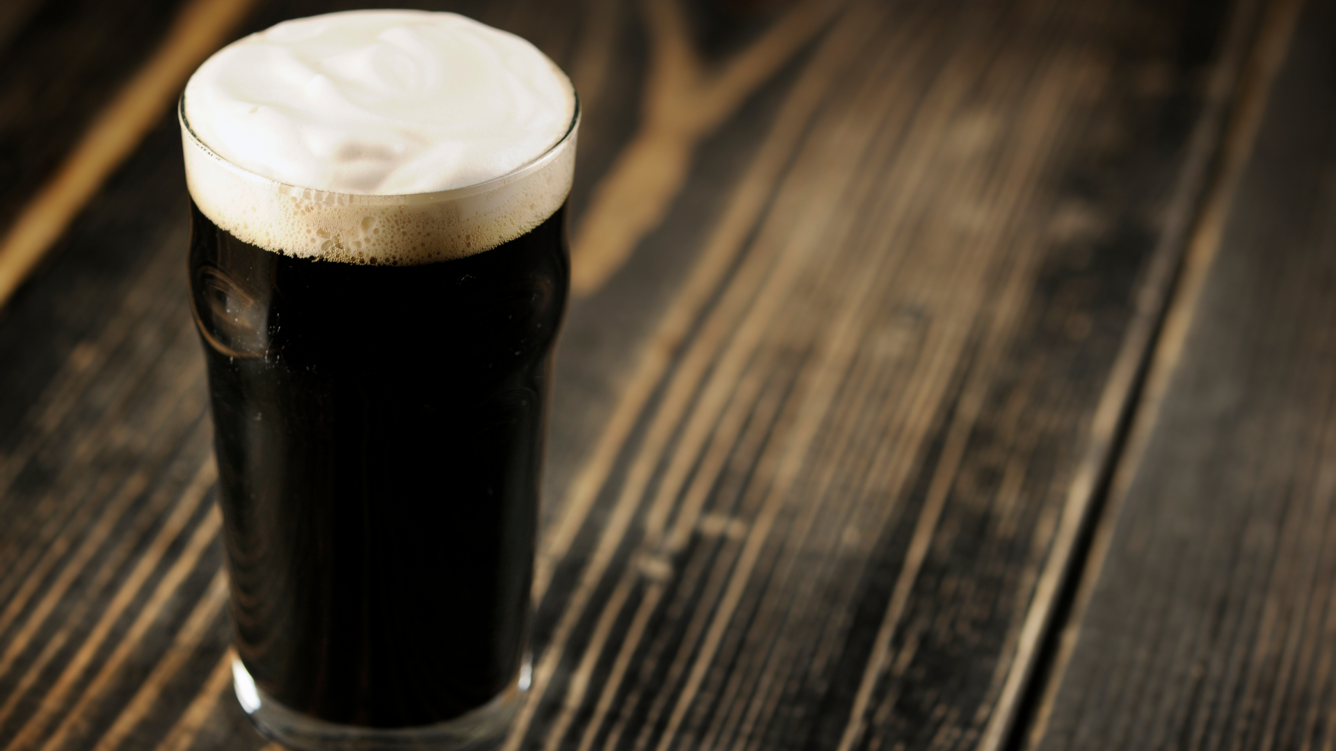 Glas med mørkt øl