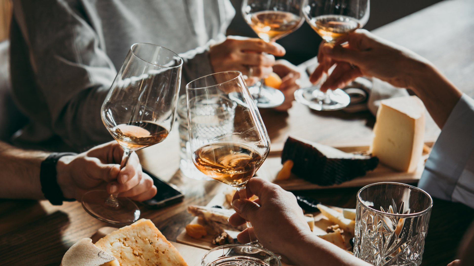 Glas, rosévin, ostebord